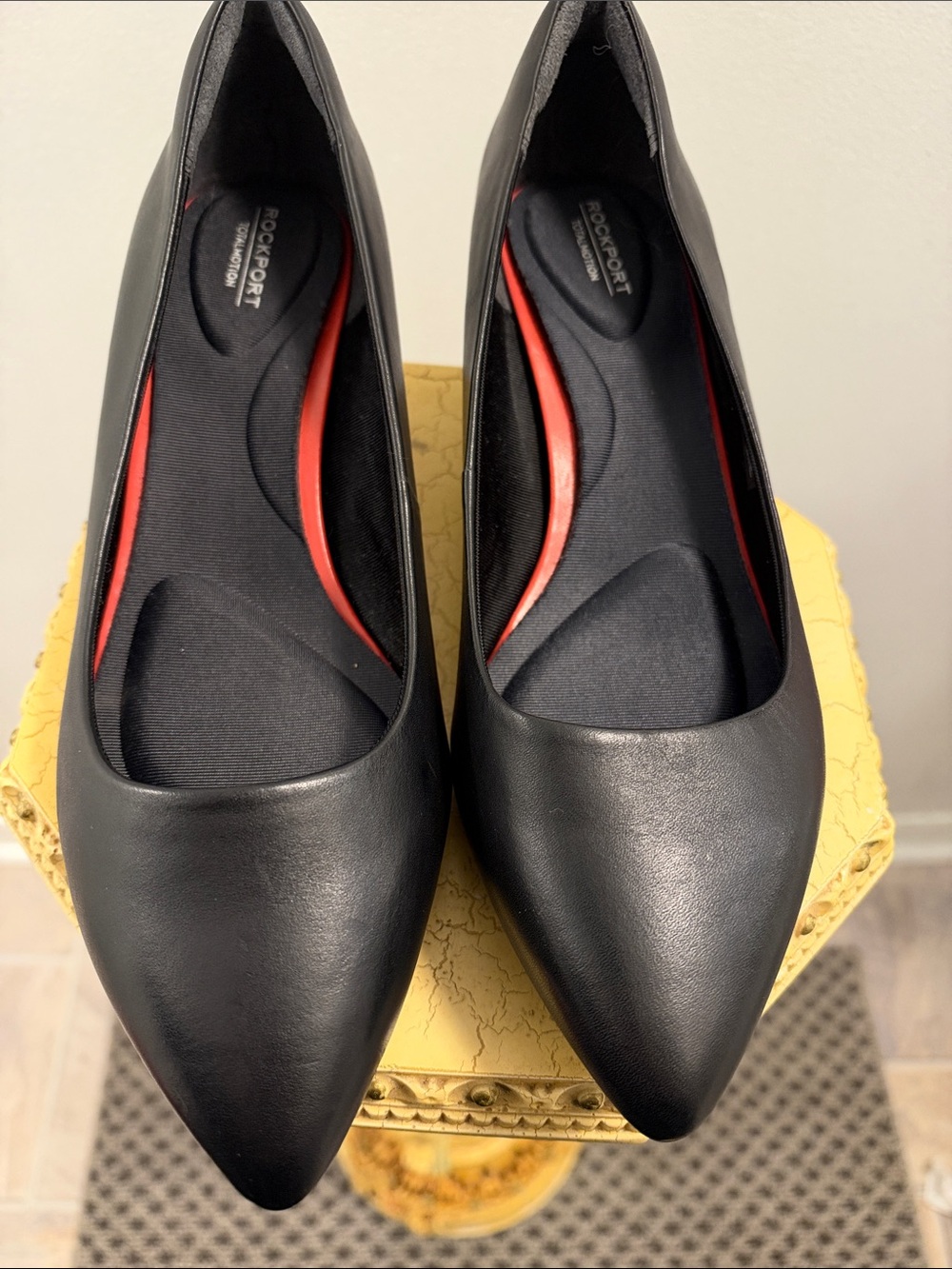 Rockport Black Pointed-Toe Leather Pumps with Red Inset NWOT